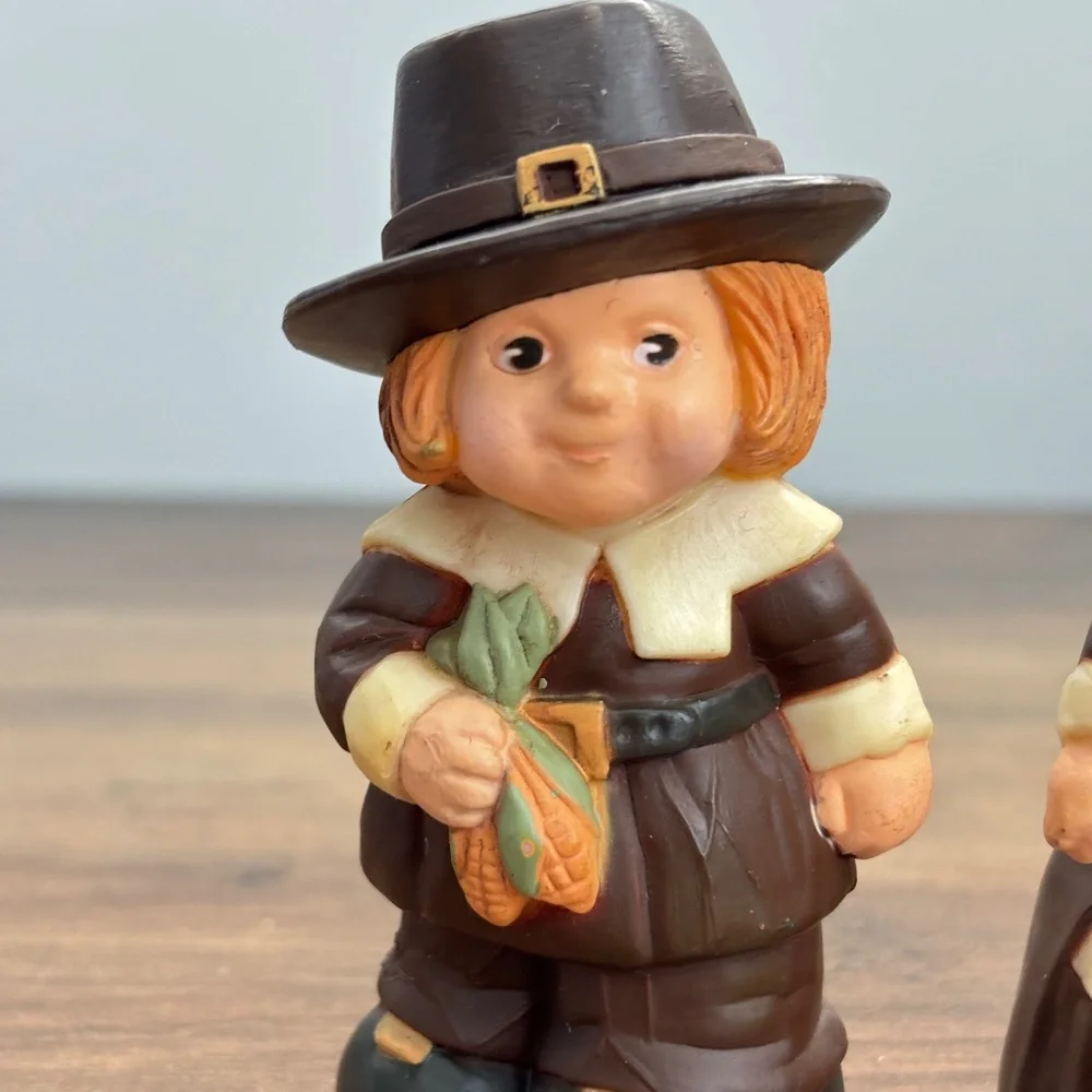 VINTAGE Hallmark Thanksgiving PILGRIM FIGURINES Boy Girl Salt Pepper Shakers Set